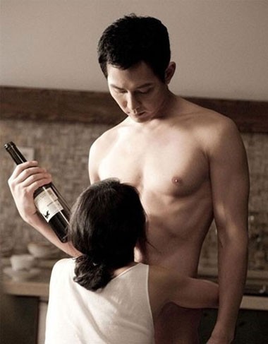 Jeon Do Yeon và tài tử Lee Jung Jae có những cảnh ái ân táo bạo khi vào vai trong phim “The Housemaid” - tác phẩm đại diện nền điện ảnh Hàn Quốc tham dự LHP Cannes lần thứ 63.