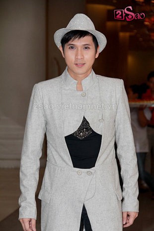 Chiếc áo vest này quá nữ tính với chàng trai nổi tiếng với vẻ điển trai phong cách như Nguyên Vũ (ảnh 2sao)