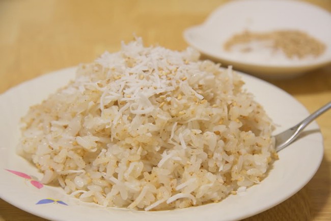 Cách làm truyền thống nhất là đem ngâm gạo trong nước vài giờ đồng hồ cho hạt gạo nở, sau đó đãi sạch và trộn với một chút muối cho đậm đà. - Xôi dừa