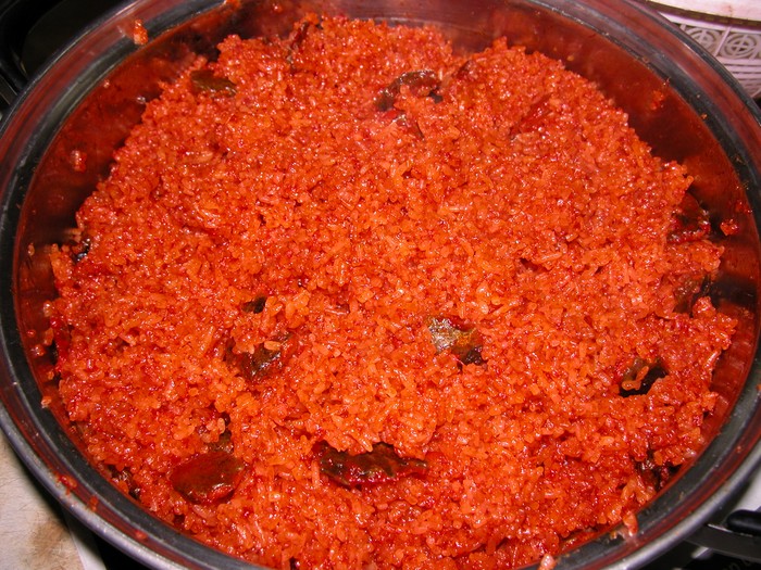 Xôi gấc : Xôi có vị bùi béo của nước cốt dừa, vị ngọt của đường, hòa quyện trong từng hạt nếp Bắc dẻo thơm thấm đầy màu đỏ gấc.