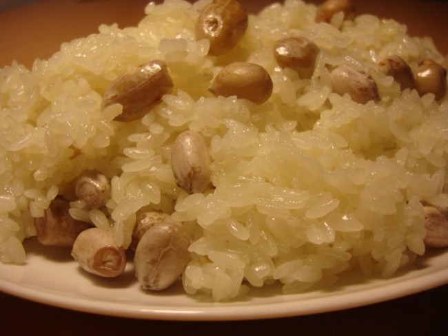 Xôi lạc: còn gọi là xôi đậu phộng. Lạc nhân được luộc chín mềm, trộn đều với gạo nếp đã ngâm và đem lên đồ theo cách làm xôi thông thường.