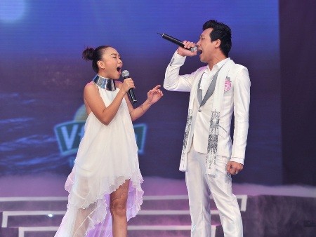 Đoan Trang - Trấn Thành mở màn cho đêm thi thứ hai với một liên khúc gồm hai bài hát rất nổi tiểng: Biển cạn - Bên em là biển rộng.