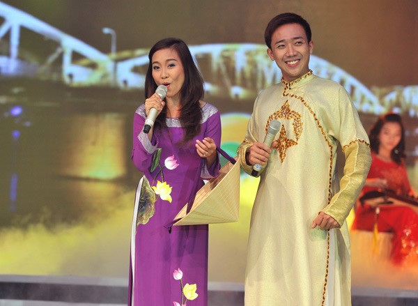 Ca sĩ Đoan Trang hóa thân cô gái Huế với áo dài tím, nón bài thơ và Trấn Thành cũng áo dài, khăn đóng. Cả hai thể hiện trọn vẹn bài hát.