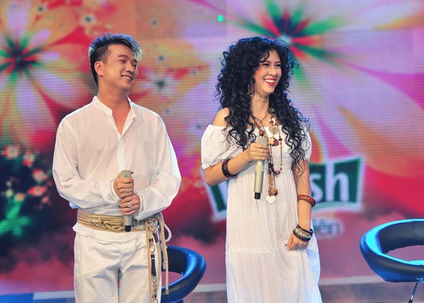 Cặp Đàm Vĩnh Hưng – Kim Thư đêm thứ 6 khá thành công ở tiết mục Acoustic với ca khúc Cho em một ngày.