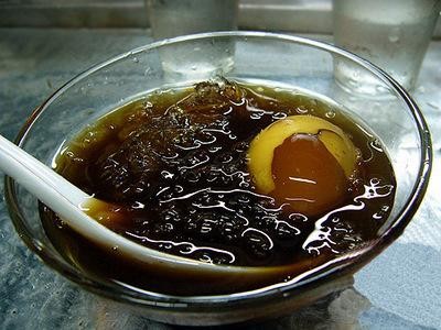 Món chè trứng gà hồng trà thơm và bùi không thể tìm thấy ở đâu khác ngoài quán Hà Ký trên đường Châu Văn Liêm, quận 5, TP.HCM