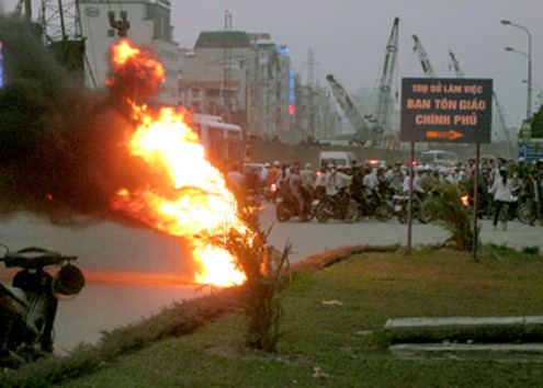 Hình ảnh này ghi lại hiện trường chiếc xe máy Honda Wave bất ngờ bốc cháy khi đang lưu thông trên đường Phạm Hùng Cầu Giấy, Hà Nội (ngay sát tòa nhà Keangnam) vào lúc 17h30 ngày 16/10/2011. (Ảnh Vnexpress).