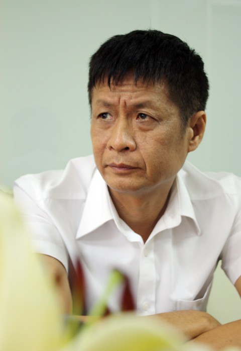 Đạo diễn Lê Hoàng với vẻ mặt "đăm đăm" rất đặc trưng. Ảnh: VietNamNet