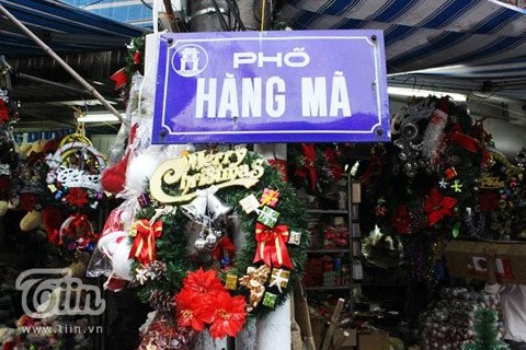 Phố Hàng Mã, Lương Văn Can… là những địa chỉ quen thuộc mà teen ghé tới. Bởi ở những tuyến phố này, đồ trang trí đón Giáng sinh rất đa dạng, rẻ và đẹp.