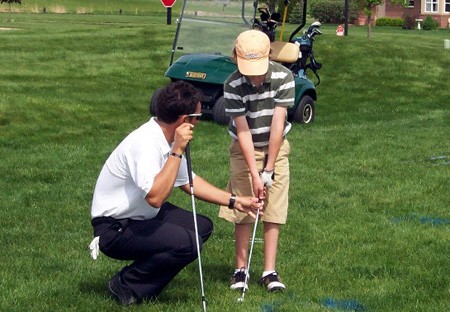 Trẻ em học chơi golf (ảnh minh họa)