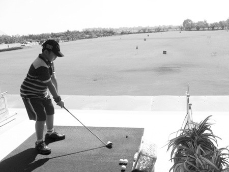 Một cậu ấm đang "luyện kiên nhẫn" bằng ... golf
