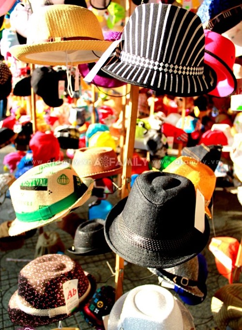 Mũ cao bồi đang rất được ưa chuộng cho cả bé trai và bé gái, có giá từ 70.000 - 250.000 đồng/sản phẩm.