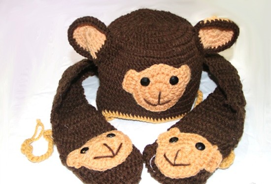Bộ khăn mũ len hình chú gấu xinh xắn, tinh ngịch dành cho các bé nam. mỗi bộ khăn mũ có giá dao động trong khoảng 150.000 - 300.000 đồng tùy kiểu dáng