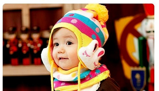 Năm nay, các mẫu mũ khăn bằng chất liệu len dày ấm, sử dụng những tông màu nổi bật để mang lại sự ấm áp và đáng yêu cho bé.