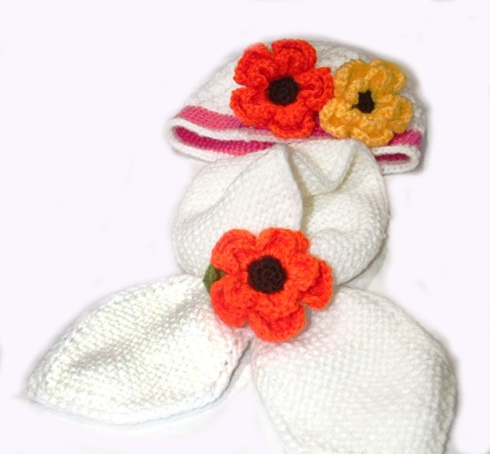 Mũ nơ hoa: sắc hoa sặc sỡ kết hợp màu mũ trắng tinh khôi, từng mắt len đan vào nhau như những chuỗi ngọc trai lung linh.