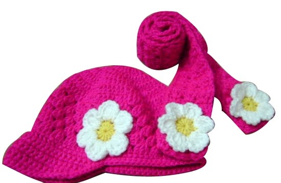 Bộ khăn mũ len hồng đính hoa rất đáng yêu, chắc chắn sẽ được yêu thích trong mùa đông này.