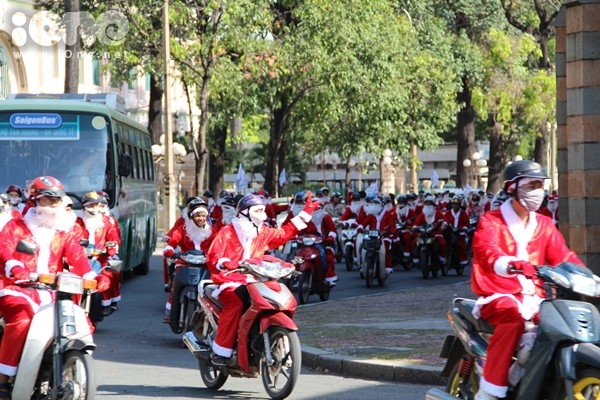 Chiều 18/12, hơn 300 bạn trẻ trong trang phục ông già - bà già Noel đỏ thắm diễu hành khắp phố phường Sài Gòn như gửi lời "Giáng sinh vui vẻ và an lành" đến với tất cả mọi người.