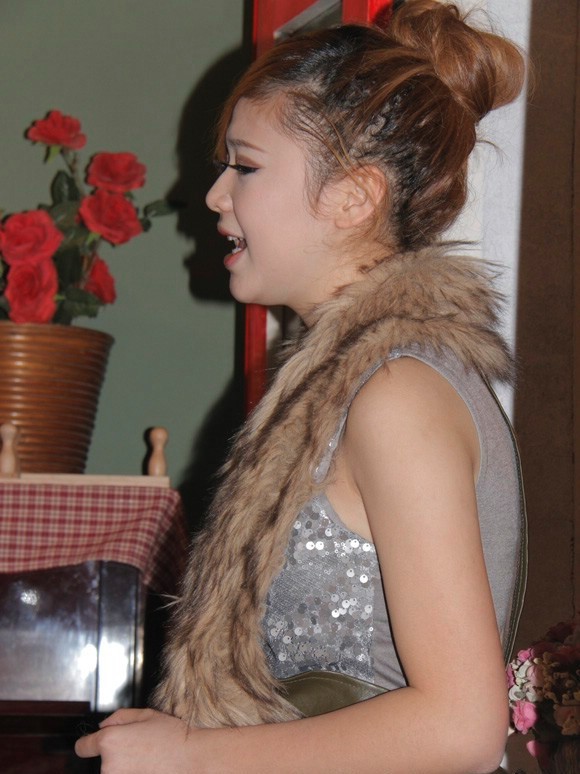 Miss teen Kim Cương trổ tài ca hát