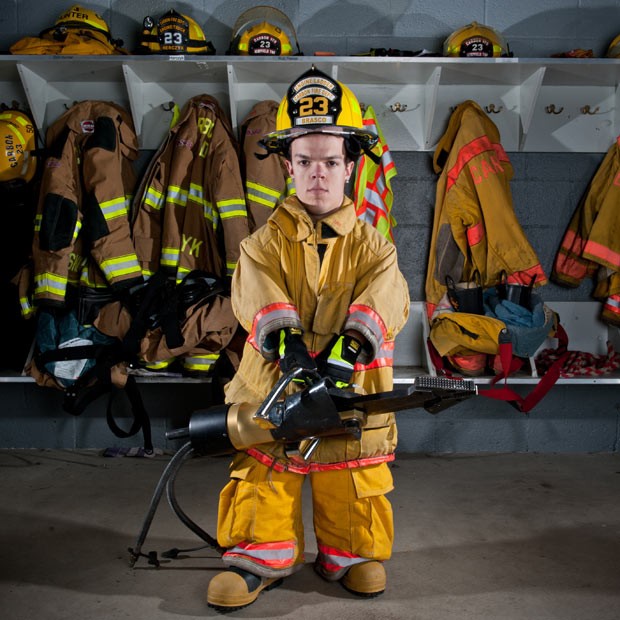 Vince Brasco chưa vượt qua một kỳ thi nào nhưng vẫn làm việc cùng các lính cứu hỏa khác. Với chiều cao đặc biệt, Vince có trách nhiệm sắp xếp các vòi nước khi có cuộc gọi khẩn cấp tại Pittsburg, Pennsylvania, Mỹ.