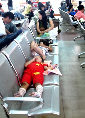 ..tận dụng ghế trong ga cho những đứa trẻ ngủ tạm.