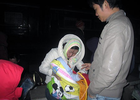 Lo sợ cái rét "tấn công" thiên thần nhỏ, cha mẹ đã rất kỳ công ủ ấm cho con. Ảnh chụp lúc 0h45 ngày mồng 7 tại ga Vinh. Ảnh VTC