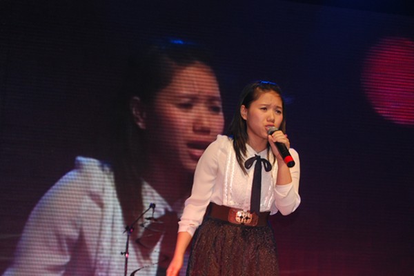 Ca sĩ Thùy Chi cất cao giọng hát thể hiện ca khúc "Lời con hứa".