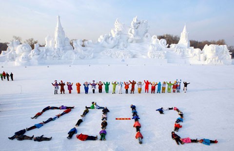 Những em nhỏ ở Cáp Nhĩ Tân, Trung Quốc trong trang phục sặc sỡ xếp thành số 2012 trên nền tuyết trắng.