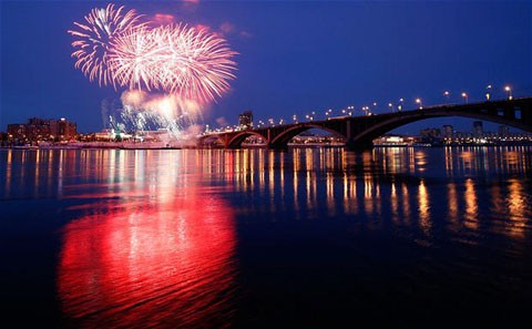 Pháo hoa rực sáng tại thành phố Krasnoyarsk trong dịp lễ dựng cây năm mới của Nga.