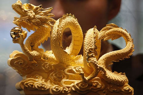 Nghệ nhân ở Hong Kong có ý tưởng sáng tạo khi chế tác con rồng, con vật biểu trưng trong năm tới tại các nước châu Á, uốn lượn thành số 2012.