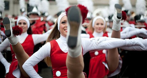 Những vũ công tham gia chương trình chào đón năm mới của London, Anh tại quảng trường Trafalgar.