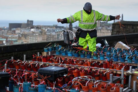Một nhân viên đang chuẩn bị pháo và các thiết bị cho màn trình diễn pháo hoa tại lâu đài Edinburgh, Anh.