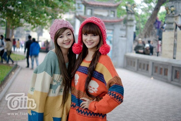 Ngày cuối cùng của năm, hai cô bạn miss teen Quỳnh Anh Mango và Kim Cương đã rủ nhau dạo chơi bờ Hồ, tham dự lễ hội hoa và thích thú post ảnh.