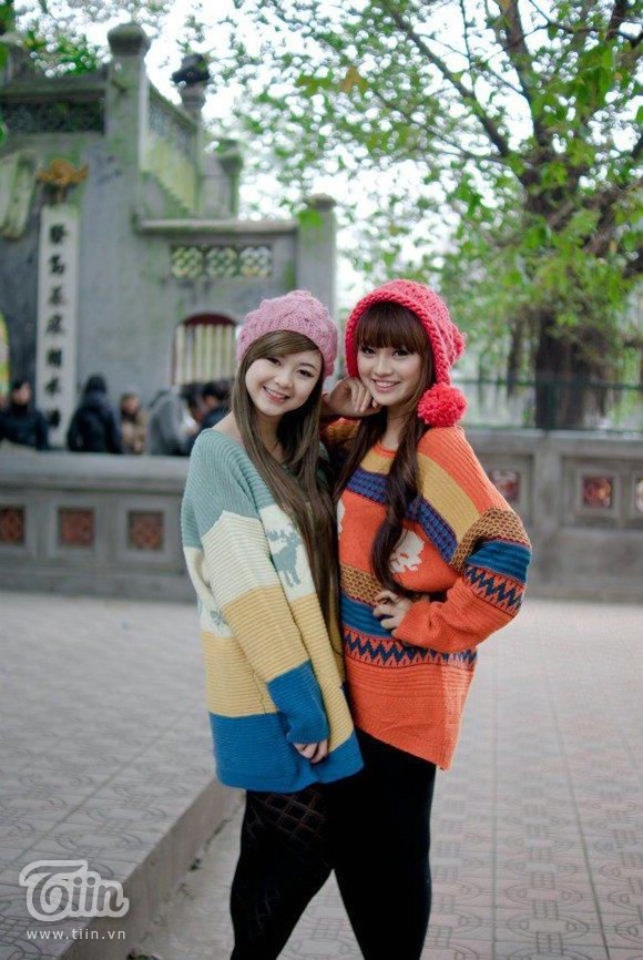 Trong bộ đồ len nhiều màu sắc, trông hai cô gái miss teen thật rực rỡ và tươi tắn.