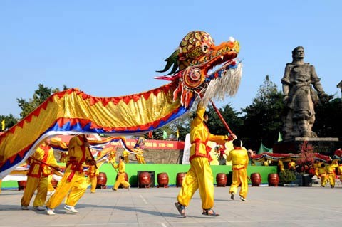 Sau đám rước rồng lửa là lễ dâng hương, lễ đọc văn, cuộc tế diễn ra ở đình Khương Thượng, lễ cầu siêu ở chùa Đồng Quang.