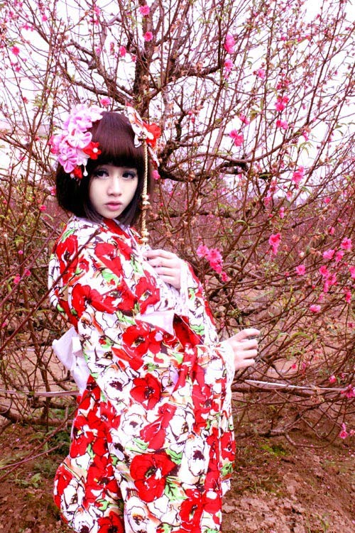 Diện trang phục cosplay Japanese doll, “mỹ nhân trong truyện tranh” Chibi đã biến vườn đào Nhật Tân trở nên huyền ảo lạ kỳ. Xen lẫn sắc đào đỏ thắm là nét đẹp ngây thơ, trong sáng của cô gái Nhật.