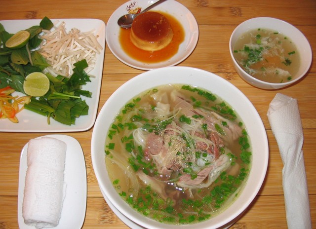 1. Phở Phở là một món ăn truyền thống của Việt Nam, cũng có thể xem là một trong những món ăn đặc trưng nhất cho ẩm thực Việt Nam. Thành phần chính của phở là bánh phở và nước dùng (hay nước lèo theo cách gọi miền Nam) cùng với các loại thịt,… cắt lát mỏng. Phở thường là phở bò, nhưng cũng có phở gà, phở heo, phở tôm,... Khi vào đến TP.HCM, phở vẫn giữ nguyên hương vị nhưng được các quán ăn phục vụ thêm đĩa rau sống tươi ngon gồm: mùi tàu, rau húng quế, giá...