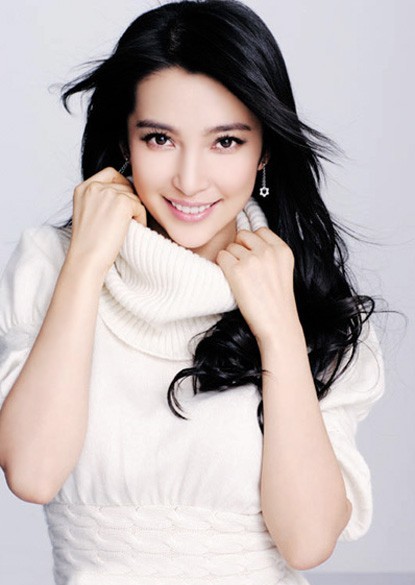 9. Lý Băng Băng Trong thế giới điện ảnh Trung Quốc, Lý Băng Băng được coi là một trong trong số các diễn viên nổi tiếng nhất. Cô có khuôn mặt trẻ trung, xinh xắn, một phong cách diễn độc đáo và đặc biệt là niềm đam mê công việc có một không hai.
