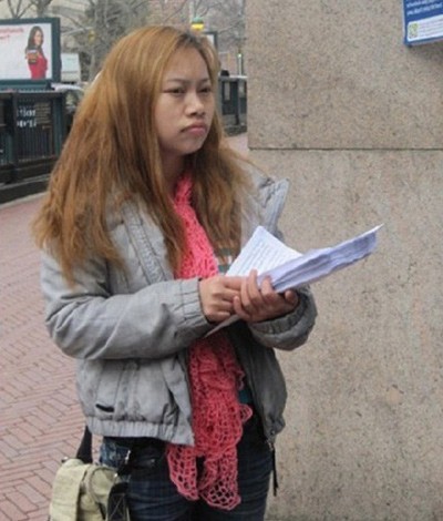 Cô gái "thừa tự tin" Yuefeng trước cổng trường ĐH Columbia (Mỹ) để phát tờ rơi tuyển chồng