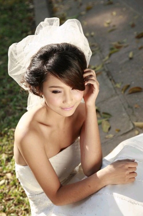 Hot girl Linh 3B Ngày 9/9/2010, cô nàng hot girl này đã chính thức tổ chức đám cưới. Sớm lên chức mẹ ở tuổi 20, Linh 3B đang rất hạnh phúc với cuộc sống gia đình và những thành công trong sự nghiệp.