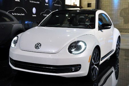 1. Beetle Volkswagen 2012 giá khoảng 50.000 USD Đây là thế hệ mới nhất của mẫu xe danh tiếng bậc nhất thế giới và là một trong những mẫu xe thành công nhất của thương hiệu này. Điểm khác biệt lớn nhất của chiếc Beetle mới có thể tóm tắt trong một số từ như: lớn hơn, tiên tiến hiện đại và sexy hơn.