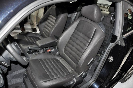 Beetle Volkswagen 2012 có không gian khoang hành lý rộng 310 lít, lớn hơn rất nhiều so với khoang hành lý có dung tích 209 lít ở chiếc New Beetle. Chiếc xe có hàng ghế sau độc lập và rộng rãi hơn, đây cũng là một trong những nét mới ở chiếc Beetle 2012.