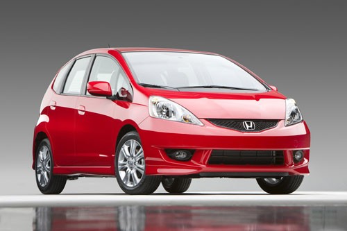 2. Honda Fit 2012, giá xấp xỉ 800 triệu đồng Đứng trước sự cạnh tranh gay gắt của nhiều đối thủ mạnh cùng phân khúc, Honda Fit đã được nâng cấp nhẹ nhàng để duy trì sức hút