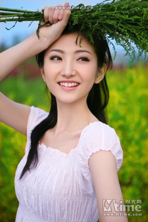 "Đệ nhất mỹ nữ Bắc Kinh" này cũng theo học khoa diễn xuất tại học viện điện ảnh Bắc Kinh. Bắt đầu khởi nghiệp với vai trò người mẫu quảng cáo cho các hãng game, Cảnh Điềm ngày càng được biết đến nhiều hơn. Người đẹp sinh năm 1989 này bắt đầu bước vào giới điện ảnh Trung Quốc khi mới 17 tuổi, cô liên tiếp giành được nhiều nhận xét tốt cho các vai diễn của mình.