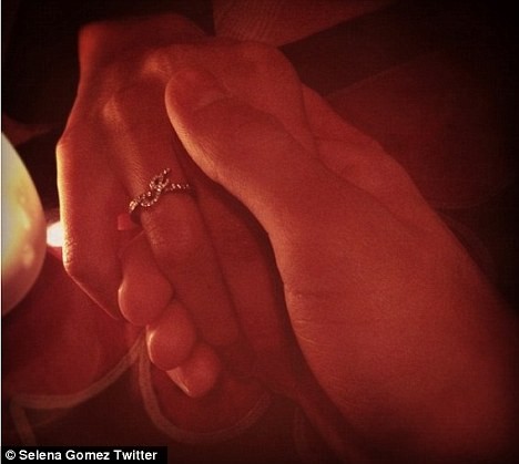 Selena Gomez rất hạnh phúc khi khoe chiếc nhẫn kim cương này. Màu hồng rực của ánh đèn vô tình tạo nên cảm giác ấm áp và lãng mạn bất ngờ về tình yêu của đôi bạn trẻ.