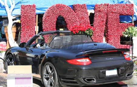 Steven hớn hở chở bó hoa trên chiếc xe Porsche mang đến tặng người tình.