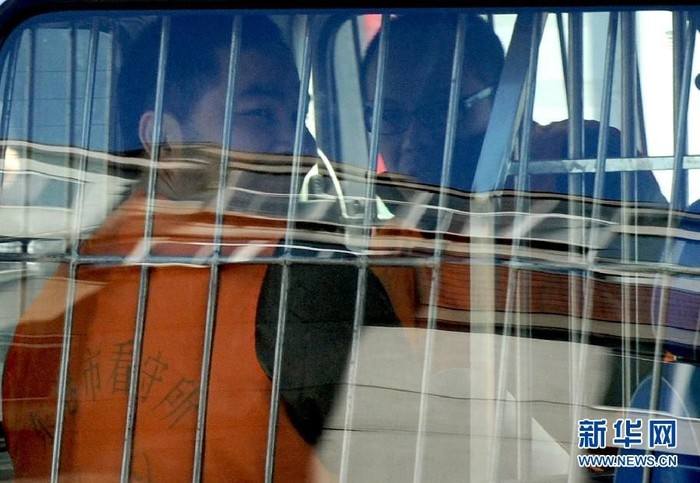Trọng tài Vạn Đại Tuyết (Wan Daxue) bị kết án 6 năm tù do nhận 940 ngàn NDT tiền hối lộ để dàn xếp tỷ số chủ yếu các trận đấu thuộc Đại hội Thể dục thể thao Trung Quốc, và bị tịch thu tài sản 150.000 NDT. Trong ảnh là bị đơn Chu Vỹ Tân và Hoàng Tuấn Kiệt