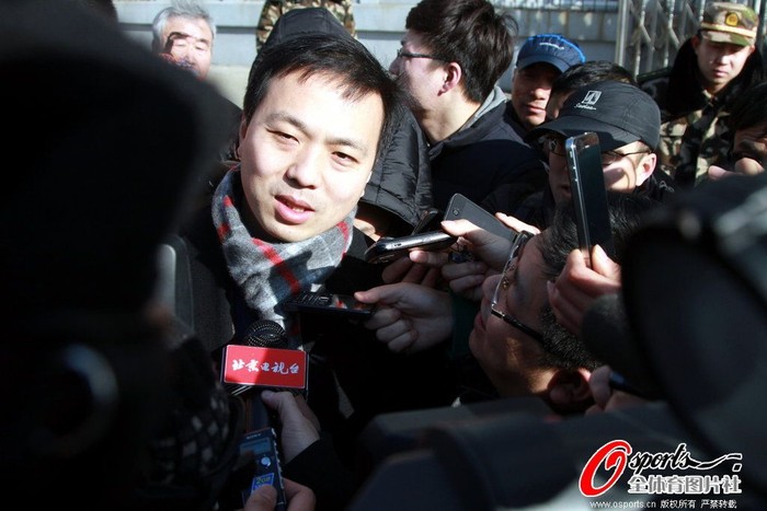 Luật sư của Hoàng Tuấn Kiệt trong vòng vây của phóng viên