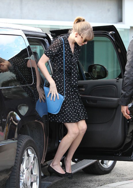 Ngày 16/2, nữ ca sĩ vừa “ẵm” 2 giải Grammy Taylor Swift đã bị cánh phóng viên bắt gặp đi ăn trưa tại phía Tây Hollywood.