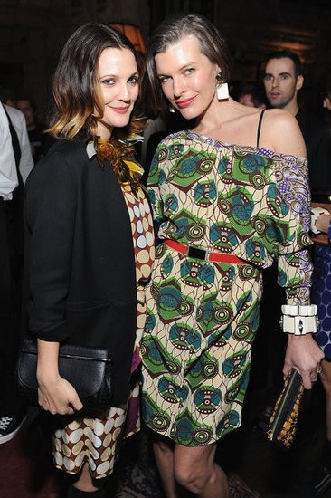 Dàn sao sự ra mắt bộ sưu tập mới của hãng H&M: Milla Jovovich (trái) và Drew Barrymore