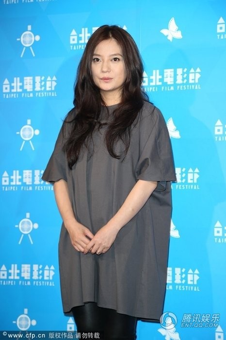 Việc thường xuyên mặc váy rộng và béo lên trông thấy khiến Triệu Vy dính nghi án mang bầu lần 2