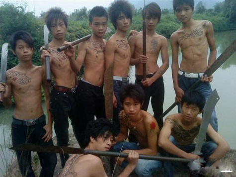 Hình ảnh phản cảm của nhóm thanh niên cầm đao tự chế dương oai. (ảnh lấy từ trang mạng xã hội Facebook của Quy Tran).